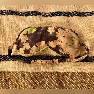 Cozy eye sleep mask - floral print. Super soft padding over eyes.